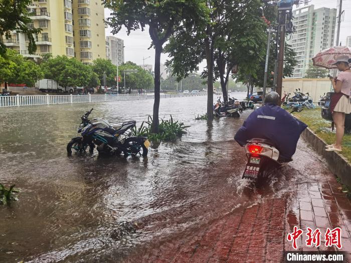 6月8日，北海市街道被積水淹沒?！〉岳顝?qiáng) 攝