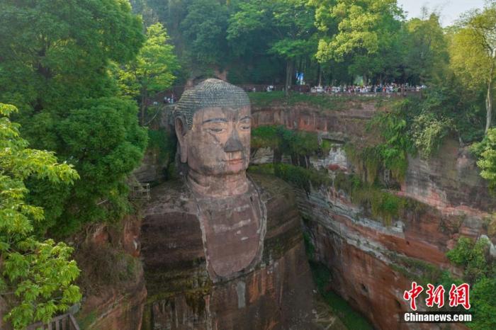 遠眺樂山大佛，旁邊佛頭觀景平臺擠滿了游客。劉忠俊 攝