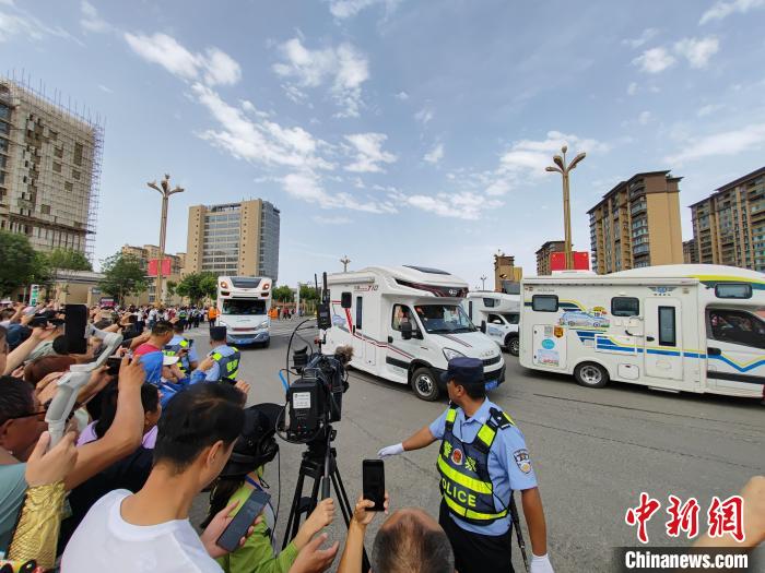 500多輛來自全國各地的房車、越野車、摩托車踏上塵封半年之久的獨(dú)庫公路，品味大美新疆?！⊥跣≤?攝