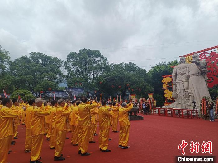 兩岸同胞齊聚將軍山，共祭開漳圣王陳元光?！×握涿?攝