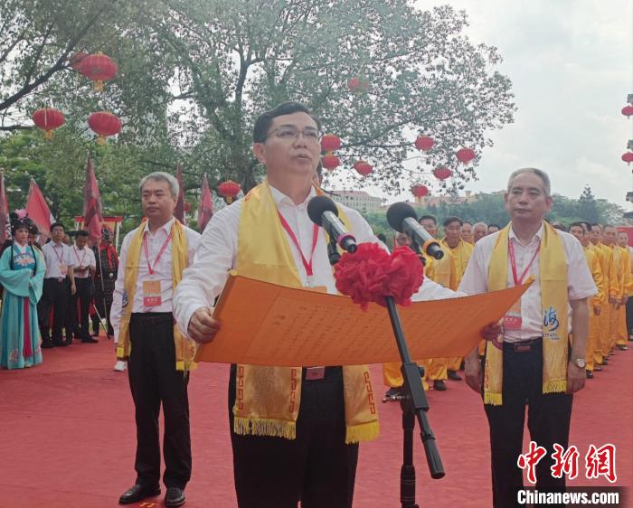 漳州市市長王進(jìn)足在祭祀大典中恭讀祝文?！×握涿?攝