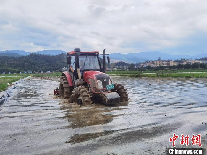 貴州“村超”：一邊是生活，一邊是熱愛(ài)