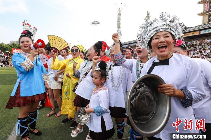 圖為貴州“村超”比賽現(xiàn)場(chǎng)，村民加油助威。　瞿宏倫 攝