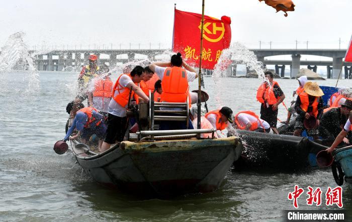 圖為兩岸民眾海上潑水慶端午?！蚊?攝