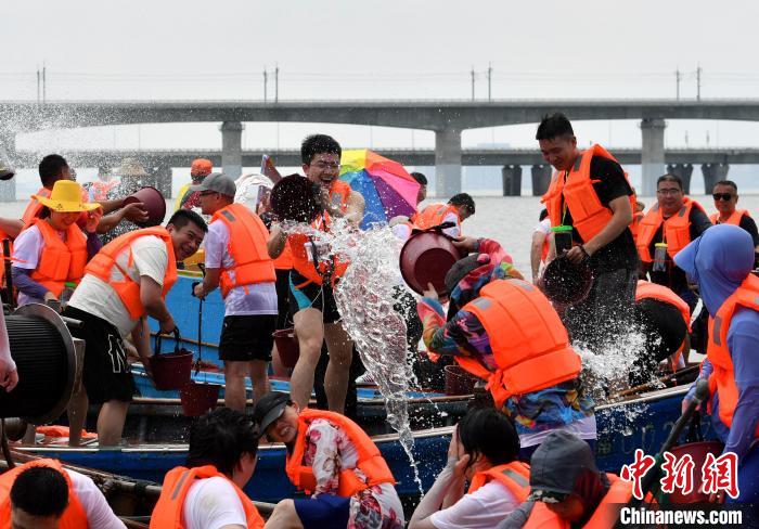 圖為兩岸民眾海上潑水慶端午。　呂明 攝