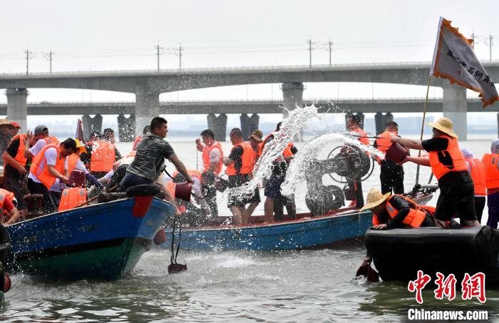 圖為兩岸民眾海上潑水慶端午。　呂明 攝