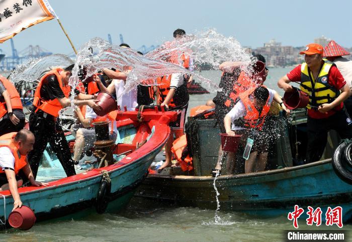 圖為兩岸民眾海上潑水慶端午。　呂明 攝