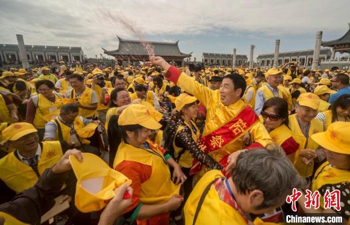 每年的世界客屬石壁祖地祭祖大典吸引著眾多海內(nèi)外客屬前來(lái)參加?！∪魇形麄鞑抗﹫D