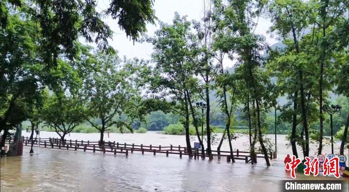 福建發(fā)布暴雨預(yù)警Ⅲ級(jí)武夷山九曲溪上漲