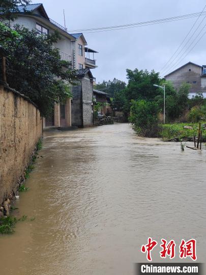 武夷山市洋莊鄉(xiāng)東村洪水漫過(guò)路面。