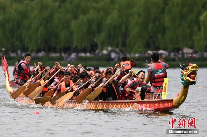 6月22日，中國(guó)傳統(tǒng)節(jié)日端午節(jié)，吉林省第一屆全國(guó)龍舟邀請(qǐng)賽在長(zhǎng)春舉行，來自吉林、安徽、廣東、河北等地16支隊(duì)伍參賽。<a target='_blank' href='/'>中新社</a>記者 張瑤 攝