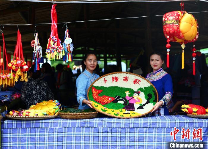 圖為歌圩節(jié)上精致漂亮的五色糯米飯?！畋厥?攝