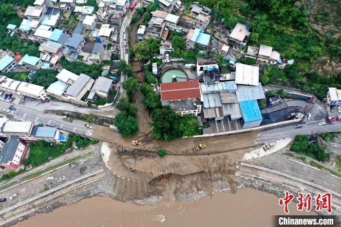 27日，四川汶川突發(fā)山洪泥石流災(zāi)害。圖為汶川縣威州鎮(zhèn)新橋溝泥石流災(zāi)害現(xiàn)場?！∥榕庞?攝