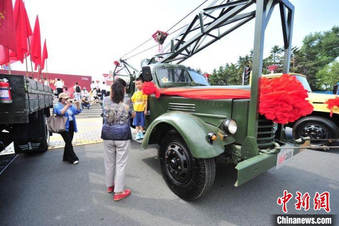 長春市民在觀賞解放卡車?！「啐埌?攝