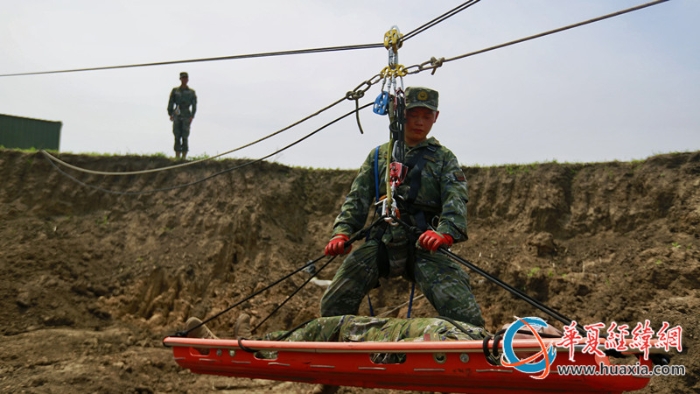 圖17：高空救援 李建軍攝_副本