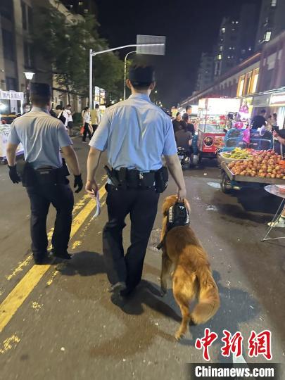 圖為民警帶毛毛走進(jìn)大街小巷進(jìn)行反詐宣傳?！【?供圖