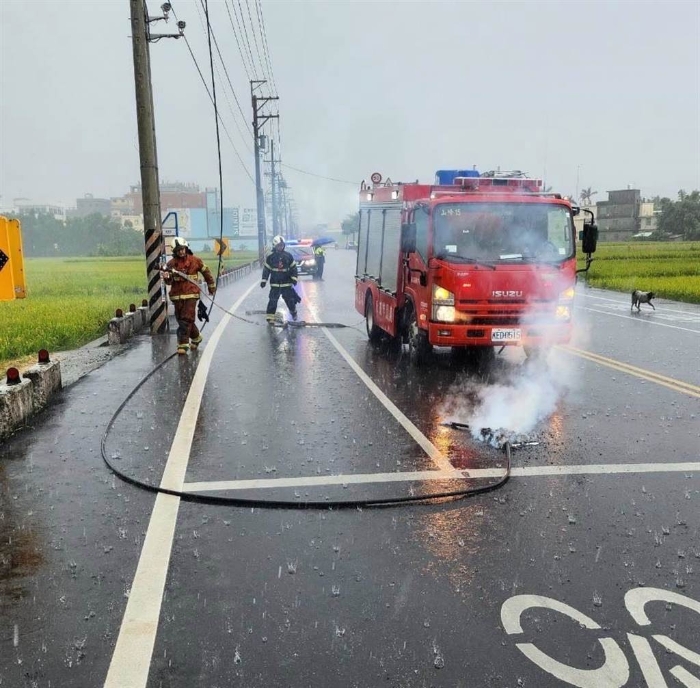 桃園平鎮(zhèn)一處電線2日下午遭雷擊，斷裂掉落路面起火