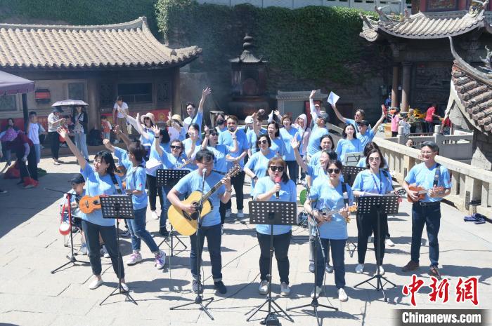 歌聲在湄洲媽祖祖廟天后宮前廣場響起?！?高亞成 攝