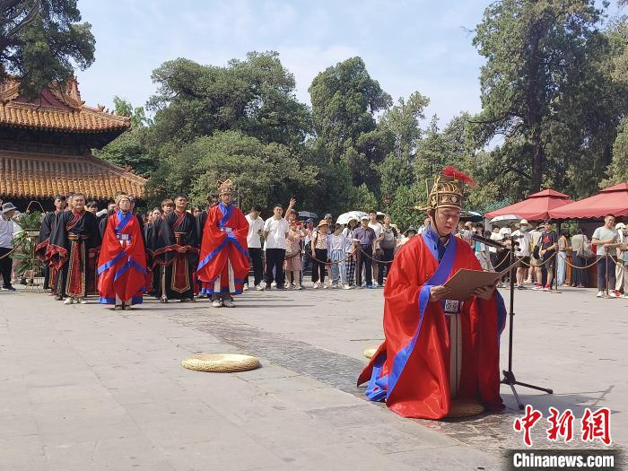 圖為兩岸青年體驗(yàn)祭孔儀式?！畹钔?攝