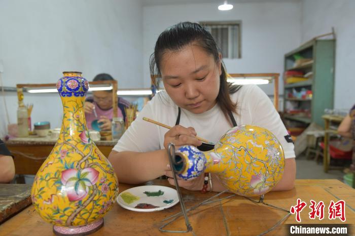 河北景縣銅胎畫琺瑯技藝：歷經(jīng)幾十道工序的“燒瓷”