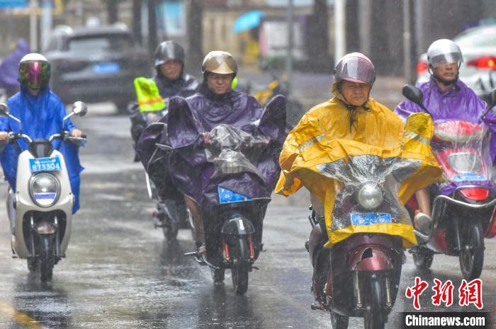 圖為海口民眾在雨中騎行。　駱云飛 攝