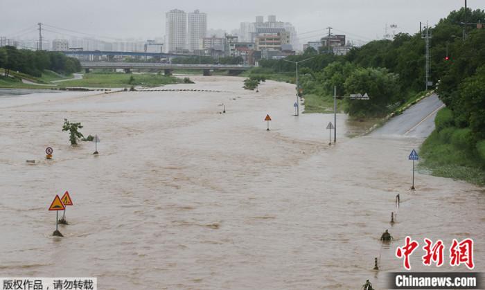 近期，韓國連日強(qiáng)降雨引發(fā)洪水等自然災(zāi)害，圖為韓國清州一河流洪水泛濫。