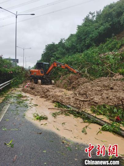 暴雨導(dǎo)致重慶高速公路6處交通受阻