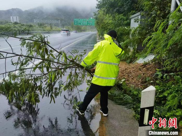 圖為重慶高速公路的一處交通受阻點(diǎn)?！≈貞c高速公路集團(tuán)有限公司供圖