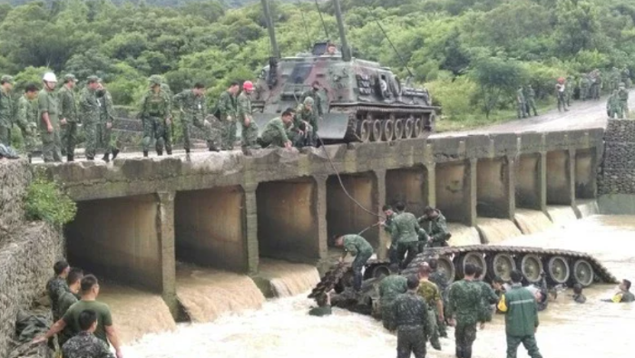 2016年8月16日，臺(tái)軍564旅的CM11戰(zhàn)車(chē)發(fā)生墜河意外，四人不幸殉職.PNG