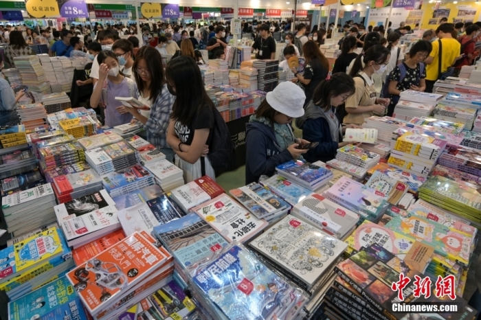 7月21日，在香港會(huì)議展覽中心舉行的第33屆香港書展步入第三日，眾多市民到場選購書籍，熱度不減。<a target='_blank' href='/'>中新社</a>記者 陳永諾 攝