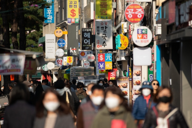 2022年11月24日，行人經(jīng)過韓國首爾明洞街區(qū)開設(shè)的一些換錢所。（圖源：新華社）