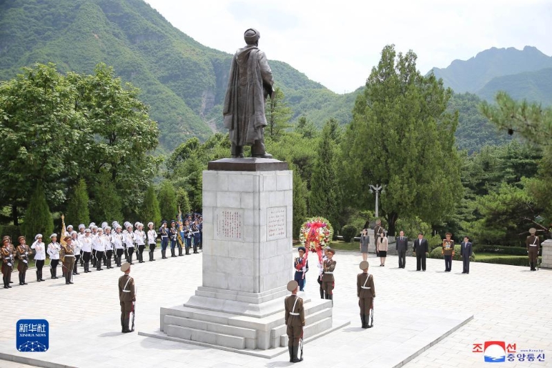 這張朝中社7月26日提供的照片顯示，朝鮮勞動黨總書記、國務(wù)委員長金正恩在朝鮮祖國解放戰(zhàn)爭勝利70周年之際，參謁位于平安南道檜倉郡的中國人民志愿軍烈士陵園。（圖源：新華社）