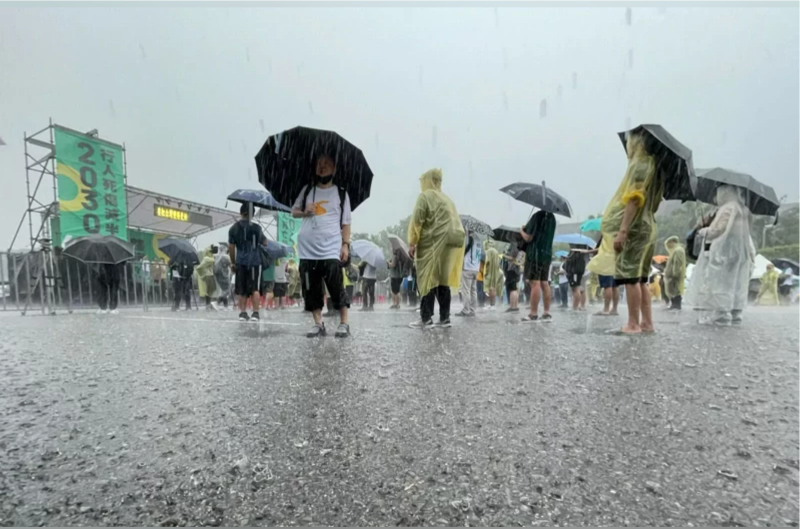 由行人零死亡推動(dòng)聯(lián)盟發(fā)起的還路於民大遊行20日在臺(tái)北凱達(dá)格蘭大道舉行，活動(dòng)開(kāi)始現(xiàn)場(chǎng)就下起大雨，仍有許多民眾撐傘、穿雨衣到場(chǎng)相挺。中央社