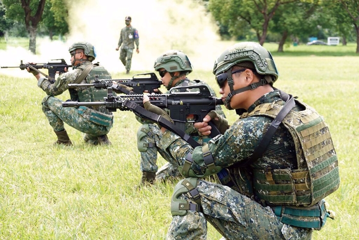 臺軍防務(wù)報告書藏民進黨當局壞心思？島內(nèi)輿論：要用臺灣人的血肉去擋_1694843599506