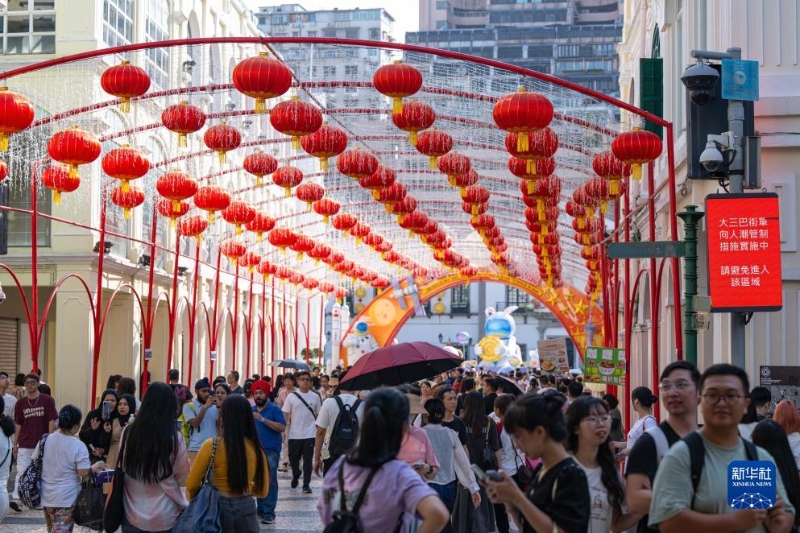 9月30日，游客在澳門議事亭前地游覽。（圖源：新華社）