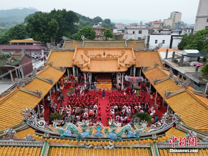 10月19日，廣東省揭陽(yáng)市，海峽兩岸三山國(guó)王祭祀大典在在三山國(guó)王祖廟(三山祖廟遺址)舉辦。據(jù)悉，三山國(guó)王文化是發(fā)源于粵東地區(qū)、傳播到中國(guó)臺(tái)灣地區(qū)和東南亞等地的民間信仰，揭陽(yáng)三山國(guó)王祖廟距今1400多年，是兩岸三山國(guó)王宮廟的祖庭。圖為兩岸三山國(guó)王文化交流參訪團(tuán)成員參加祭祀大典。(無(wú)人機(jī)照片)<a target='_blank' href='/'>中新社</a>記者 陳楚紅 攝