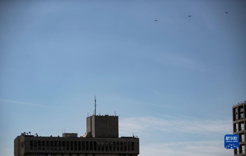 10月7日，軍事直升機在耶路撒冷上空執(zhí)勤。（圖源：新華網）