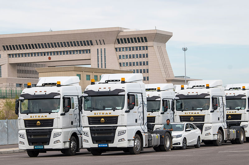 9月6日，在霍爾果斯公路口岸等待出口的車輛。（圖源：新華社）