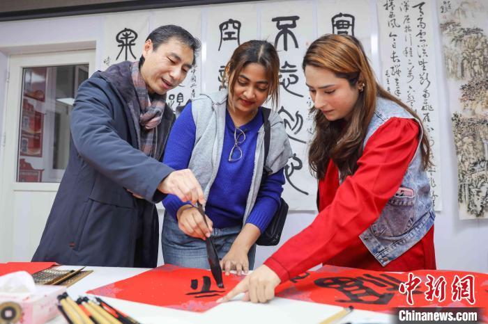 山東青島：外國友人體驗(yàn)中國皮影戲感受傳統(tǒng)文化魅力