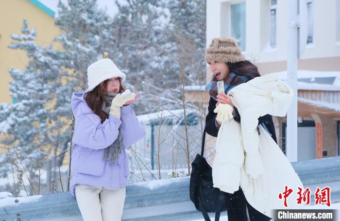 山東威海：游客體驗(yàn)雪與海的浪漫