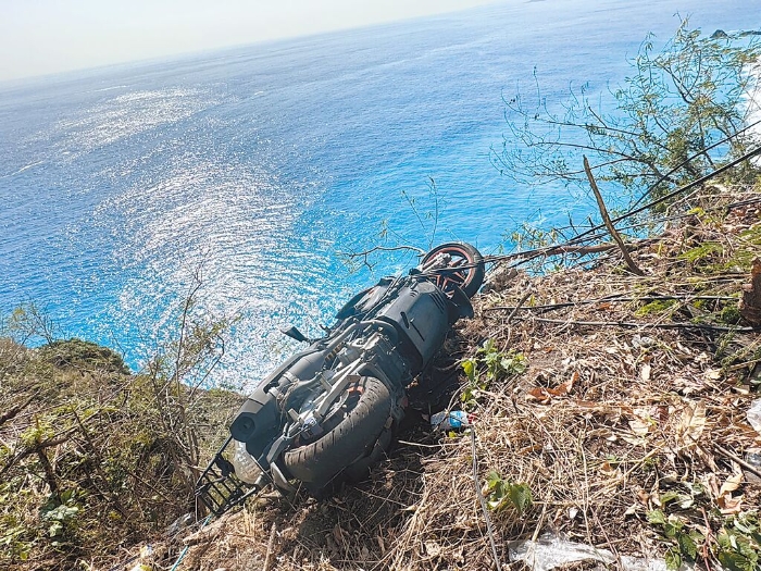 有民眾發(fā)現(xiàn)一輛摩托車懸掛在臺9線公路一處懸崖邊。 圖片來源：臺灣“中時新聞網(wǎng)”