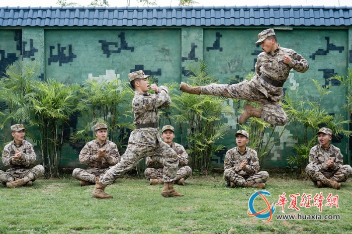 圖4、官兵正在進(jìn)行擒敵技法訓(xùn)練（李慶  攝）_副本