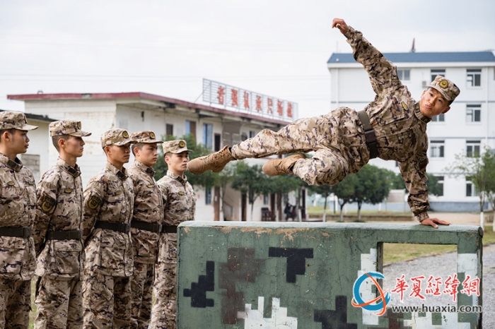 圖6、官兵在進(jìn)行通過(guò)矮墻障礙訓(xùn)練（李慶  攝）_副本