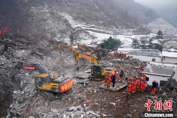 1月23日，云南省昭通市鎮(zhèn)雄縣塘房鎮(zhèn)涼水村山體滑坡搜救現(xiàn)場(chǎng)，人機(jī)配合正在實(shí)施搜救。中新社記者 劉冉陽(yáng) 攝