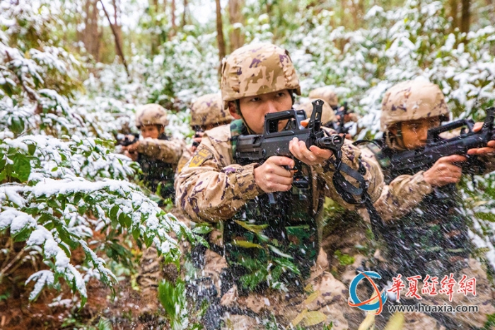 4.特戰(zhàn)隊(duì)員正在進(jìn)行雪地追逃  施晨洲  攝_副本