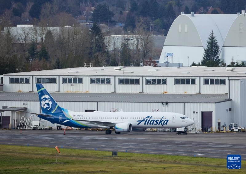 1月6日，美國阿拉斯加航空公司發(fā)生事故的波音737 MAX 9型客機?？吭诿绹ㄌ靥m的一處維修站。（圖源：新華社）