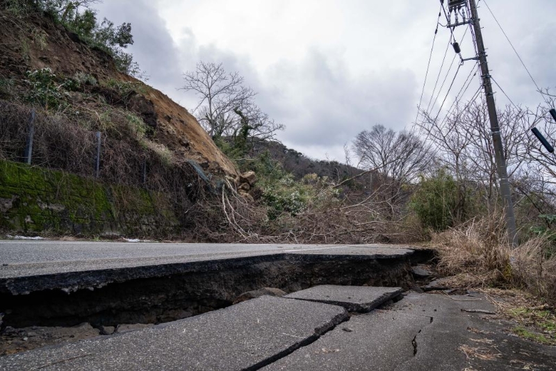 1月2日，在日本石川縣羽咋郡，道路被地震損壞。（圖源：新華社）