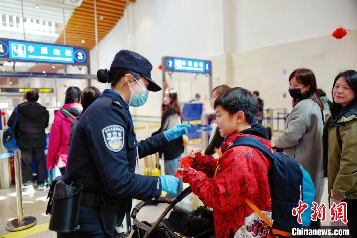 2月10日，福州出入境邊防檢查站移民管理警察向入境臺胞贈送中國結(jié)?！钴?攝