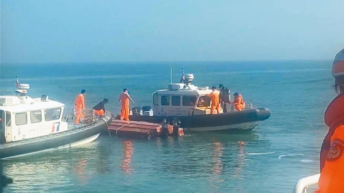 大陸漁船越界在金門(mén)海域作業(yè)，遭我海巡署追緝時(shí)翻覆釀成2死事故。圖為海巡署在案發(fā)後持續(xù)進(jìn)行搜救。（海巡署提供）