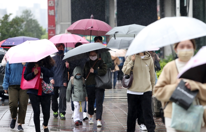 今天下午開始變天，北部及東半部有局部短暫雨，北臺灣氣溫下降，入夜剩下14度。（本報資料照片）